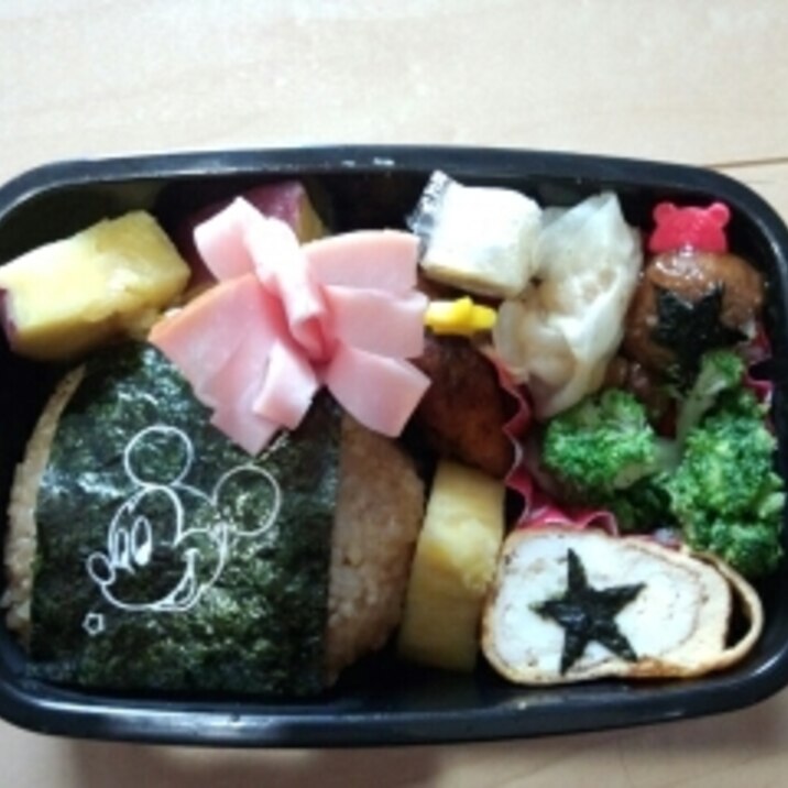 市販のキャラクターのりで、かわいいお弁当